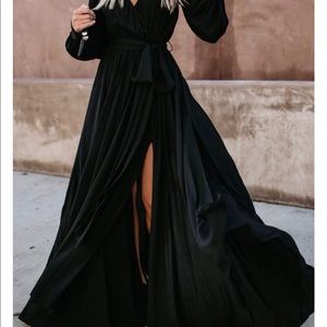 Stunning black flowy dress - long sleeve